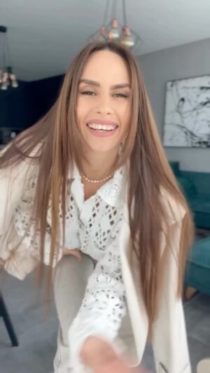 Natália Glosíková Instagram - Dnešný béžový, pohodlný outfit💋
Bunda, háčkovaný vrch @greenapple.sk 
Rifle @hm 
Tenisky @robelshoes značka Etimee
Ruksak @guess 
Šperky @sperky_auri
