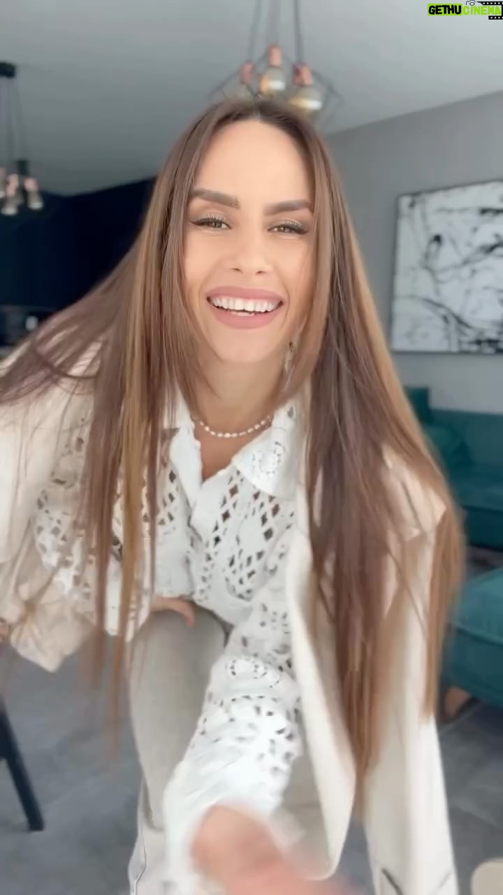 Natália Glosíková - 3 Likes - Dnešný béžový, pohodlný outfit💋
Bunda, háčkovaný vrch @greenapple.sk
Rifle @hm
Tenisky @robelshoes značka Etimee
Ruksak @guess
Šperky @sperky_auri