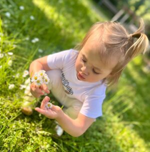 Natália Glosíková Instagram - Už po tretíkrát mám to šťastie oslavovať DEŇ MATIEK vďaka mojej najmilovanejšej láske aj ja🤍🧸 Som nesmierne hrdá že máme tento krásny sviatok práve MY, všetky maminy, ktoré sú, boli, alebo budú maminami, pretože si to všetky zaslúžime🤍 
Ďakujeme lásky naše najväčšie, naše detičky, že vás máme a že nás robíte tými najšťastnejšími a najúžasnejšími MAMAmi, akými len vieme každá jedna z nás byť🤍

Tričko s mackom: @bambinifashion
 30% zľava s kódom NATALIA vám tam momemtálne platí na všetok tovar🧸