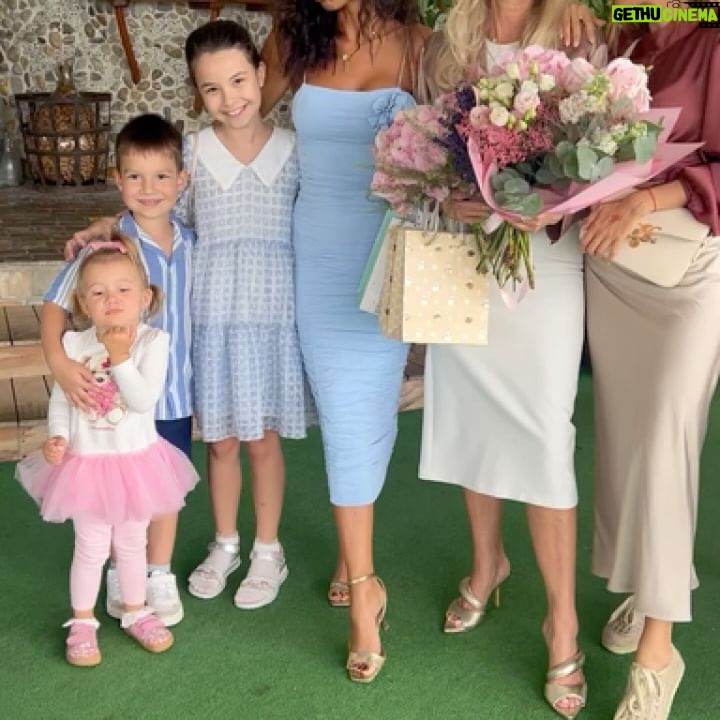 Natália Glosíková - 3 Likes - Za všetko, kým som, alebo v čo dúfam, že budem, vďačím tebe mami🤍 @janaglosikova Všetko najlepšie tej najúžasnejšej mame a babke pod slnkom🙌🏼 sme jej vďačné za veľa🤍