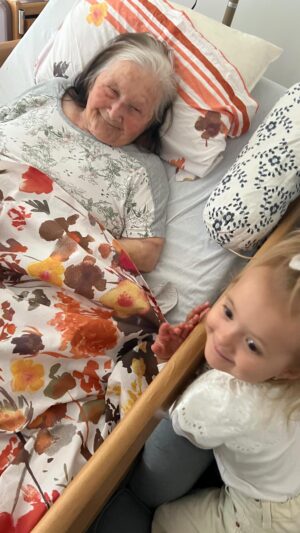 Natália Glosíková Instagram - Babička stála celý život pri nás, teraz stojíme my pri nej🤍 
Tvoríme si s rodinou čo najlepšie a najkrajšie vzťahy, pretože to je to najviac čo môžme vytvoriť🤍 A učíme tomu aj svoje deti🤍 Pretože raz sa nám to vráti🤍 S tou najväčšou láskou🤍