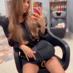 Natália Glosíková Instagram - Keď čaruje moja vlasová kráľovná @martingaa_a 👑
Dnes som prišla na 4-krokovú rekonštrukčnú kúru na vlasy✌🏼 ideál pred letom, ideál na poškodené vlasy🙌🏼 objednať sa môžte u @zazrkadlom