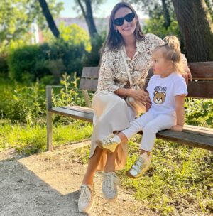 Natália Glosíková Instagram - Už po tretíkrát mám to šťastie oslavovať DEŇ MATIEK vďaka mojej najmilovanejšej láske aj ja🤍🧸 Som nesmierne hrdá že máme tento krásny sviatok práve MY, všetky maminy, ktoré sú, boli, alebo budú maminami, pretože si to všetky zaslúžime🤍 
Ďakujeme lásky naše najväčšie, naše detičky, že vás máme a že nás robíte tými najšťastnejšími a najúžasnejšími MAMAmi, akými len vieme každá jedna z nás byť🤍

Tričko s mackom: @bambinifashion
 30% zľava s kódom NATALIA vám tam momemtálne platí na všetok tovar🧸
