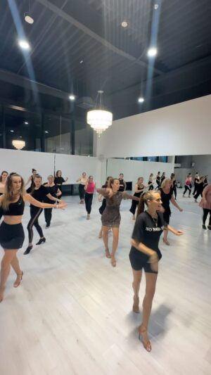 Natália Glosíková Instagram - Moje otvorené-jednorazové tanečne lekcid LATINO POP DANCE💃🏽 UTORKY večer a ŠTVRTKY ráno v @leon_rodinne_centrum 💋