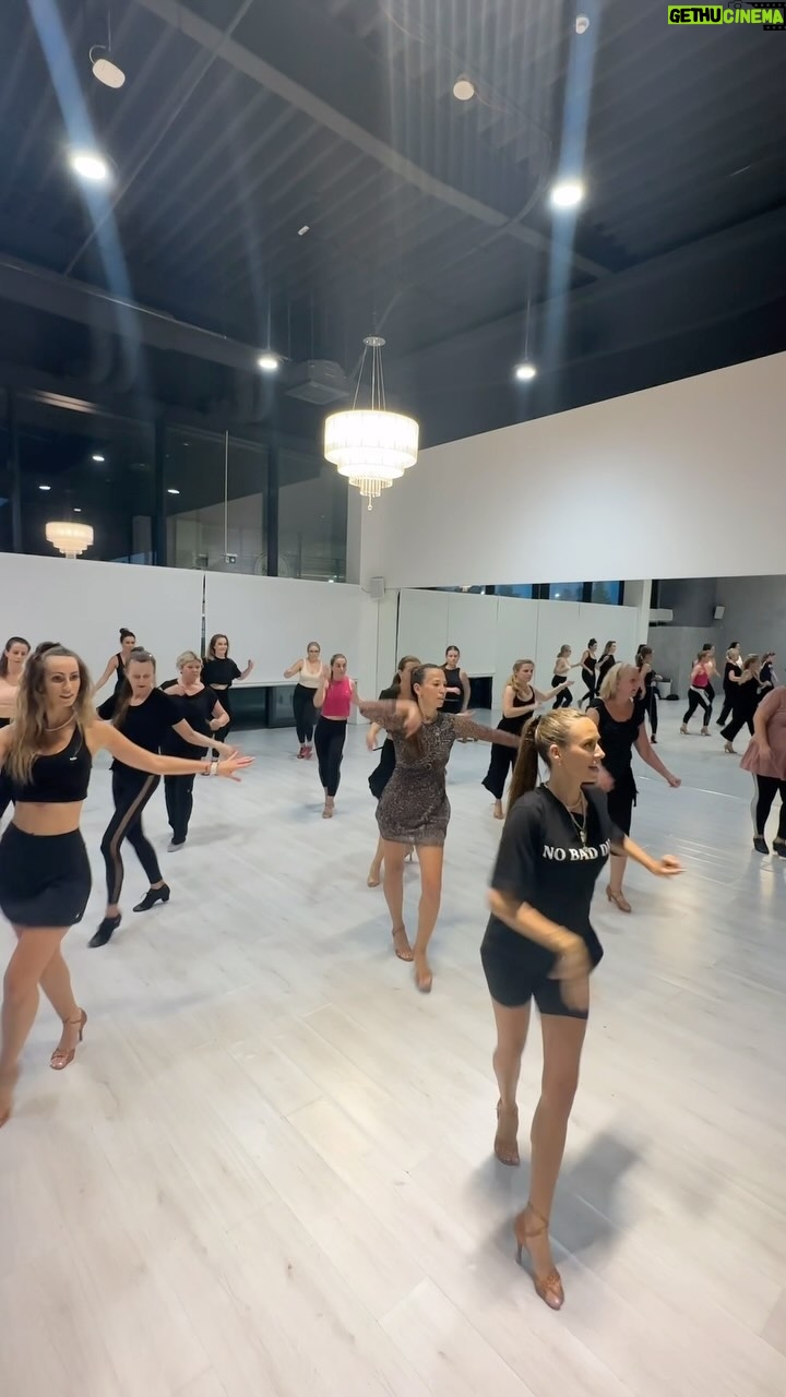 Natália Glosíková - 3 Likes - Moje otvorené-jednorazové tanečne lekcid LATINO POP DANCE💃🏽 UTORKY večer a ŠTVRTKY ráno v @leon_rodinne_centrum 💋