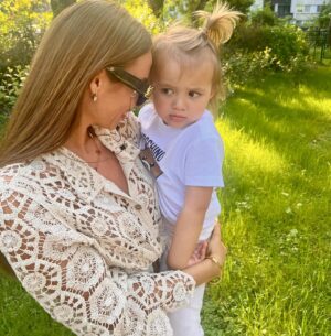 Natália Glosíková Instagram - Už po tretíkrát mám to šťastie oslavovať DEŇ MATIEK vďaka mojej najmilovanejšej láske aj ja🤍🧸 Som nesmierne hrdá že máme tento krásny sviatok práve MY, všetky maminy, ktoré sú, boli, alebo budú maminami, pretože si to všetky zaslúžime🤍 
Ďakujeme lásky naše najväčšie, naše detičky, že vás máme a že nás robíte tými najšťastnejšími a najúžasnejšími MAMAmi, akými len vieme každá jedna z nás byť🤍

Tričko s mackom: @bambinifashion
 30% zľava s kódom NATALIA vám tam momemtálne platí na všetok tovar🧸