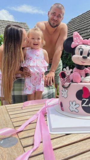 Natália Glosíková Instagram - 🎀Naša meninka a jej krásny deň s rodinou🎀

Najkrajšia a najlepšia torta @teddy.baker
