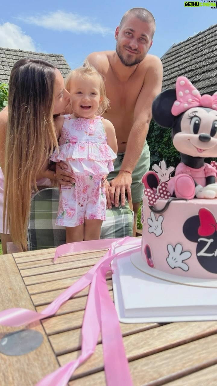 Natália Glosíková - 3 Likes - 🎀Naša meninka a jej krásny deň s rodinou🎀
Najkrajšia a najlepšia torta @teddy.baker