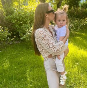 Natália Glosíková Instagram - Už po tretíkrát mám to šťastie oslavovať DEŇ MATIEK vďaka mojej najmilovanejšej láske aj ja🤍🧸 Som nesmierne hrdá že máme tento krásny sviatok práve MY, všetky maminy, ktoré sú, boli, alebo budú maminami, pretože si to všetky zaslúžime🤍 
Ďakujeme lásky naše najväčšie, naše detičky, že vás máme a že nás robíte tými najšťastnejšími a najúžasnejšími MAMAmi, akými len vieme každá jedna z nás byť🤍

Tričko s mackom: @bambinifashion
 30% zľava s kódom NATALIA vám tam momemtálne platí na všetok tovar🧸