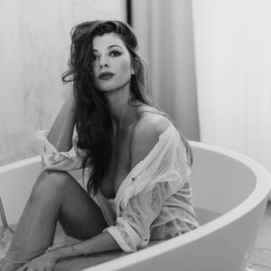 Natalia Khod Instagram - @irinadudina_photo ❤️
 @leopoldohairandmakeup ❤️ 
 @oneshot_hotels ❤️

#shooting #hotelroom #madrid #actriz #modelmadrid #actrizmadrid #bath #blackandwhite #italianstyle @dolcegabbana @moetchandon