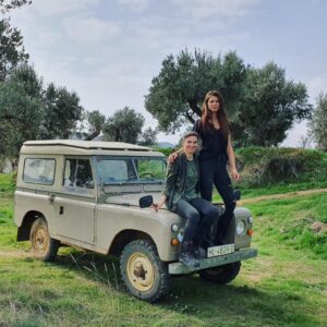 Natalia Khod Instagram - Cada vez que visito a MI OLIVO🌳se convierte en una aventura inolvidable.
Esta vez hemos plantado 100 olivos y nos lo pasamos a lo grande 😜

Gracias a @adoptaunolivo y @miolivo por dejarme ser parte de vuestra familia. ❤️

@siropemmm @albertoalfonsop 

#miolivo #apadrinaunolivo #teruel #aventura #campo #montaña #oliete #crazytrip #friends #landrover @landroverspain #olivo