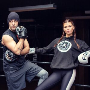 Natalia Khod Instagram - 🥊 Boom 💥 

@_irinadudina_ 📸

@fightlandspain 🥊

@mariodelarosa.act (personal trainer😜) 

@skywox_esp 👗

#fightland #boxing #shooting #trenzas #modelmadrid #model #actriz #box #hairstyle