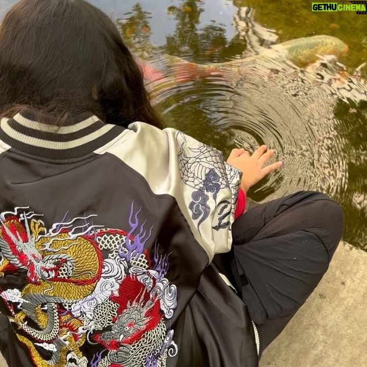 Natalia Oreiro - 122K Likes -
Que es lo que más recordás de los viajes?
A priori pensaría que "eso" que deseé tanto conocer: una cultura, un paisaje.
Siempre me gustó viajar y conocer jardines y arquitecturas diferentes.
Pero lo que finalmente queda en mí, es su gente.
Viajar a Japón, era mi sueño.
La fascinación que sus jardines producía en mi, era inmensa.
Conocerlo en primavera, con sus sakuras 🌸era mi gran desafío, difícil, ya que están en flor menos de una semana al año, y dependiendo del clima la fecha varía mucho.
Dormir en un Ryokan, viajar en tren a las montañas, caminar pueblos antiguos, sumergirme en su filosofía de vida, momentos mágicos.
Descubrí un país increíble, pero lo más hermoso es, sin dudas, su gente, tan amable, educada y sonriente.
Me impactó.
Capítulo aparte.
En uno de los tantos trenes que tomé, olvidé mi teléfono en un vagón y gracias a la organización que tienen y su extrema amabilidad logré recuperarlo.
Pero hubo alguien especial, que hablaba japonés pero es inglesa.
Gracias @janelunzer por ser un ángel, por contenerme y ayudarme.
La empatía no conoce fronteras.
Aventuras y personas que llevaré siempre en mi ♥️