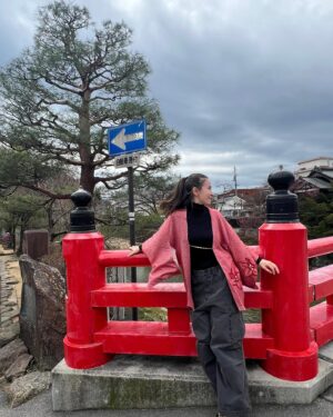 Natalia Oreiro Instagram - ⁣
Que es lo que más recordás de los viajes?
A priori pensaría que "eso" que deseé tanto conocer: una cultura, un paisaje.
Siempre me gustó viajar y conocer jardines y arquitecturas diferentes.
Pero lo que finalmente queda en mí, es su gente.
Viajar a Japón, era mi sueño.
La fascinación que sus jardines producía en mi, era inmensa. 
Conocerlo en primavera, con sus sakuras 🌸era mi gran desafío, difícil, ya que están en flor menos de una semana al año, y dependiendo del clima la fecha varía mucho.
Dormir en un Ryokan, viajar en tren a las montañas, caminar pueblos antiguos, sumergirme en su filosofía de vida, momentos mágicos.
Descubrí un país increíble, pero lo más hermoso es, sin dudas, su gente, tan amable, educada y sonriente.
Me impactó.

Capítulo aparte.
En uno de los tantos trenes que tomé, olvidé mi teléfono en un vagón y gracias a la organización que tienen y su extrema amabilidad logré recuperarlo. 
Pero hubo alguien especial, que hablaba japonés pero es inglesa. 
Gracias @janelunzer por ser un ángel,  por contenerme y ayudarme. 
La empatía no conoce fronteras.

Aventuras y personas que llevaré siempre en mi ♥️