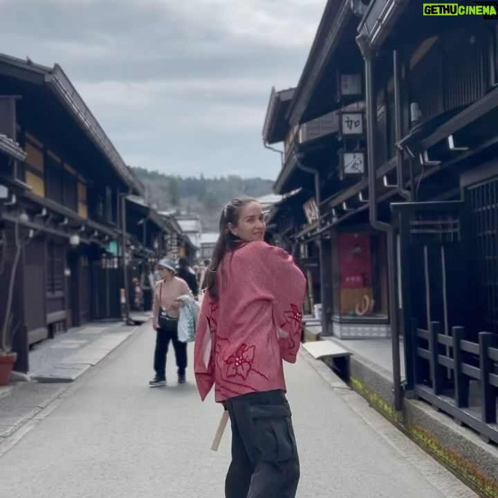 Natalia Oreiro - 122K Likes -
Que es lo que más recordás de los viajes?
A priori pensaría que "eso" que deseé tanto conocer: una cultura, un paisaje.
Siempre me gustó viajar y conocer jardines y arquitecturas diferentes.
Pero lo que finalmente queda en mí, es su gente.
Viajar a Japón, era mi sueño.
La fascinación que sus jardines producía en mi, era inmensa.
Conocerlo en primavera, con sus sakuras 🌸era mi gran desafío, difícil, ya que están en flor menos de una semana al año, y dependiendo del clima la fecha varía mucho.
Dormir en un Ryokan, viajar en tren a las montañas, caminar pueblos antiguos, sumergirme en su filosofía de vida, momentos mágicos.
Descubrí un país increíble, pero lo más hermoso es, sin dudas, su gente, tan amable, educada y sonriente.
Me impactó.
Capítulo aparte.
En uno de los tantos trenes que tomé, olvidé mi teléfono en un vagón y gracias a la organización que tienen y su extrema amabilidad logré recuperarlo.
Pero hubo alguien especial, que hablaba japonés pero es inglesa.
Gracias @janelunzer por ser un ángel, por contenerme y ayudarme.
La empatía no conoce fronteras.
Aventuras y personas que llevaré siempre en mi ♥️