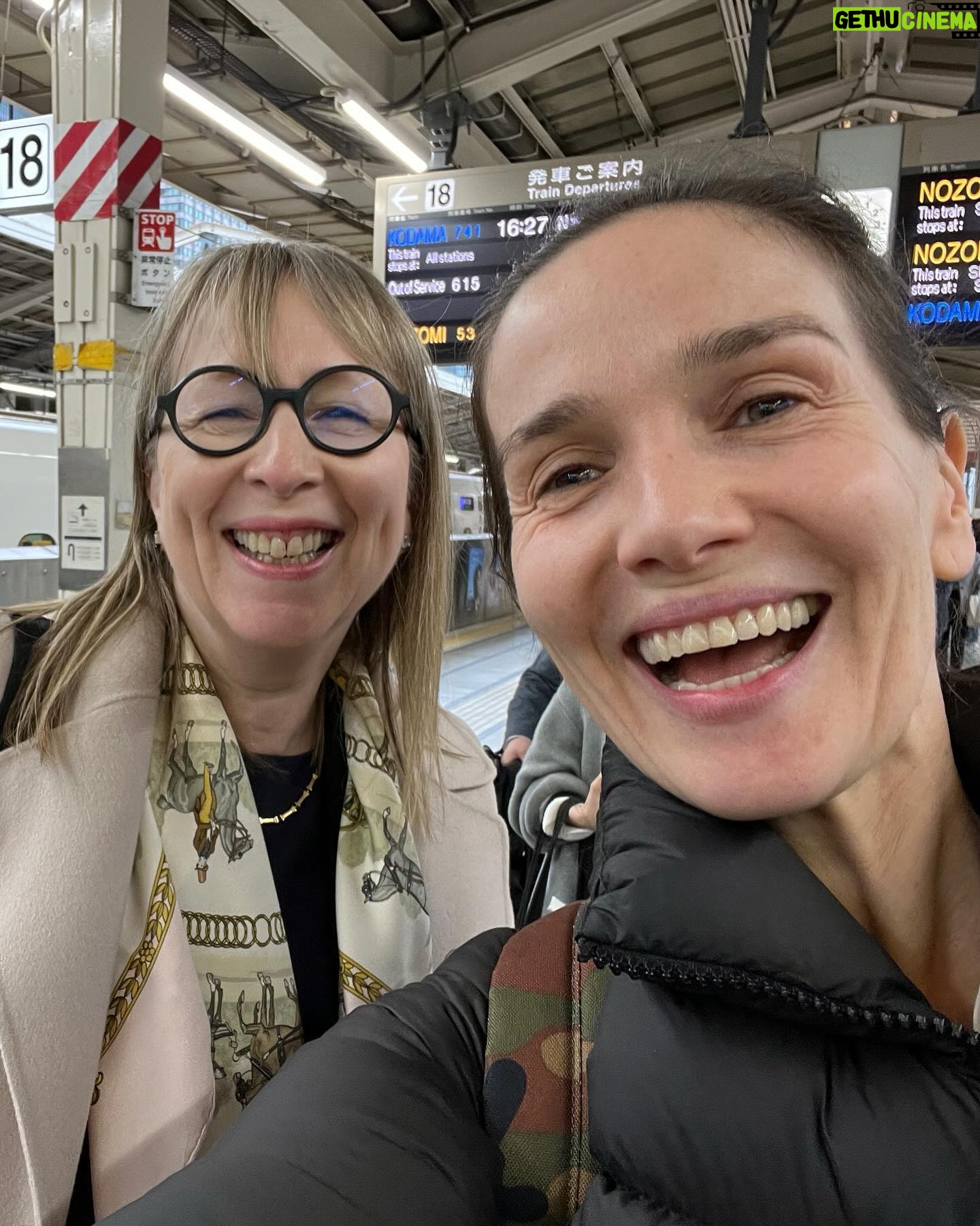Natalia Oreiro - 122K Likes -
Que es lo que más recordás de los viajes?
A priori pensaría que "eso" que deseé tanto conocer: una cultura, un paisaje.
Siempre me gustó viajar y conocer jardines y arquitecturas diferentes.
Pero lo que finalmente queda en mí, es su gente.
Viajar a Japón, era mi sueño.
La fascinación que sus jardines producía en mi, era inmensa.
Conocerlo en primavera, con sus sakuras 🌸era mi gran desafío, difícil, ya que están en flor menos de una semana al año, y dependiendo del clima la fecha varía mucho.
Dormir en un Ryokan, viajar en tren a las montañas, caminar pueblos antiguos, sumergirme en su filosofía de vida, momentos mágicos.
Descubrí un país increíble, pero lo más hermoso es, sin dudas, su gente, tan amable, educada y sonriente.
Me impactó.
Capítulo aparte.
En uno de los tantos trenes que tomé, olvidé mi teléfono en un vagón y gracias a la organización que tienen y su extrema amabilidad logré recuperarlo.
Pero hubo alguien especial, que hablaba japonés pero es inglesa.
Gracias @janelunzer por ser un ángel, por contenerme y ayudarme.
La empatía no conoce fronteras.
Aventuras y personas que llevaré siempre en mi ♥️