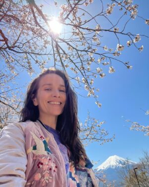 Natalia Oreiro Instagram - ⁣
Que es lo que más recordás de los viajes?
A priori pensaría que "eso" que deseé tanto conocer: una cultura, un paisaje.
Siempre me gustó viajar y conocer jardines y arquitecturas diferentes.
Pero lo que finalmente queda en mí, es su gente.
Viajar a Japón, era mi sueño.
La fascinación que sus jardines producía en mi, era inmensa. 
Conocerlo en primavera, con sus sakuras 🌸era mi gran desafío, difícil, ya que están en flor menos de una semana al año, y dependiendo del clima la fecha varía mucho.
Dormir en un Ryokan, viajar en tren a las montañas, caminar pueblos antiguos, sumergirme en su filosofía de vida, momentos mágicos.
Descubrí un país increíble, pero lo más hermoso es, sin dudas, su gente, tan amable, educada y sonriente.
Me impactó.

Capítulo aparte.
En uno de los tantos trenes que tomé, olvidé mi teléfono en un vagón y gracias a la organización que tienen y su extrema amabilidad logré recuperarlo. 
Pero hubo alguien especial, que hablaba japonés pero es inglesa. 
Gracias @janelunzer por ser un ángel,  por contenerme y ayudarme. 
La empatía no conoce fronteras.

Aventuras y personas que llevaré siempre en mi ♥️