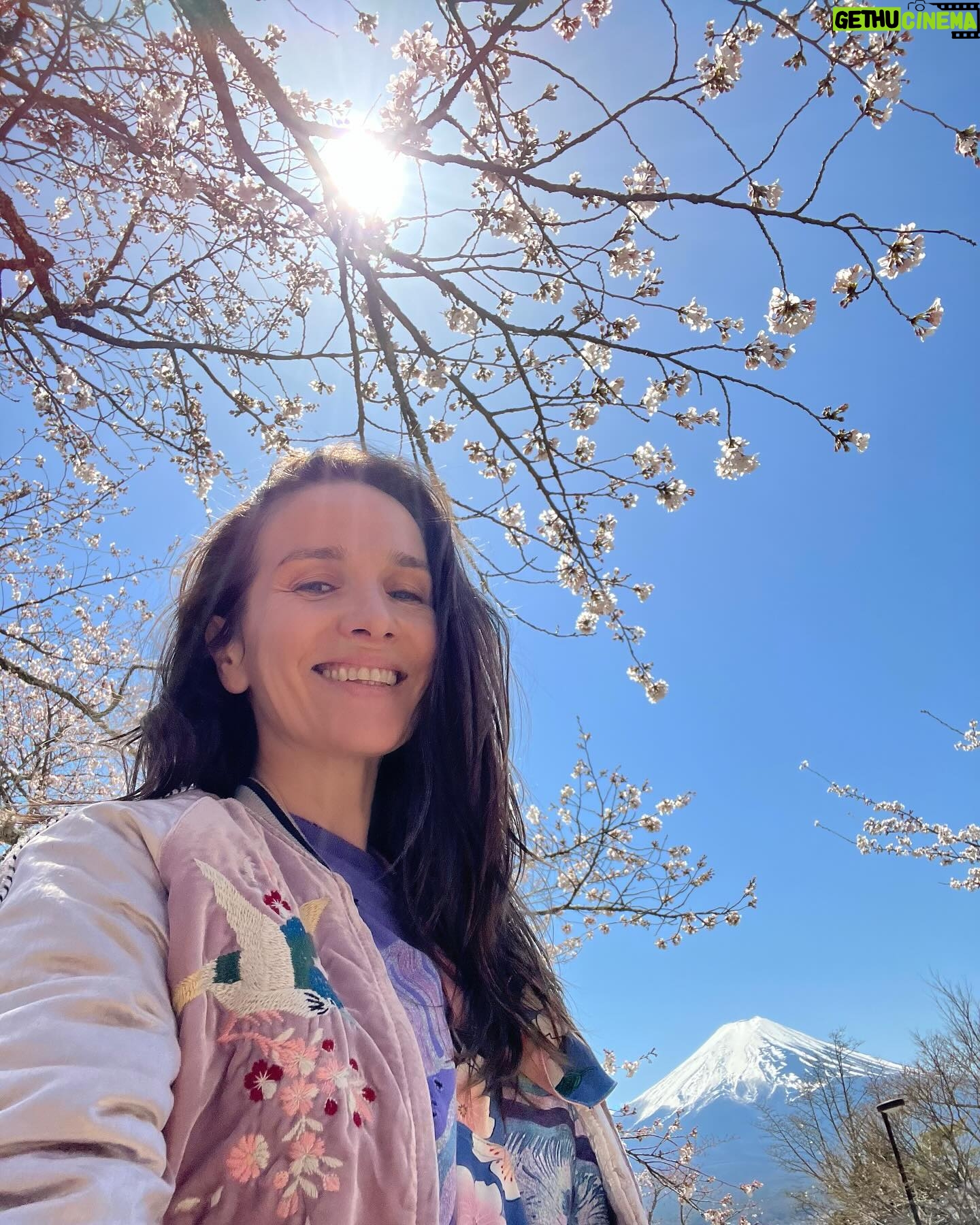 Natalia Oreiro - 122K Likes -
Que es lo que más recordás de los viajes?
A priori pensaría que "eso" que deseé tanto conocer: una cultura, un paisaje.
Siempre me gustó viajar y conocer jardines y arquitecturas diferentes.
Pero lo que finalmente queda en mí, es su gente.
Viajar a Japón, era mi sueño.
La fascinación que sus jardines producía en mi, era inmensa.
Conocerlo en primavera, con sus sakuras 🌸era mi gran desafío, difícil, ya que están en flor menos de una semana al año, y dependiendo del clima la fecha varía mucho.
Dormir en un Ryokan, viajar en tren a las montañas, caminar pueblos antiguos, sumergirme en su filosofía de vida, momentos mágicos.
Descubrí un país increíble, pero lo más hermoso es, sin dudas, su gente, tan amable, educada y sonriente.
Me impactó.
Capítulo aparte.
En uno de los tantos trenes que tomé, olvidé mi teléfono en un vagón y gracias a la organización que tienen y su extrema amabilidad logré recuperarlo.
Pero hubo alguien especial, que hablaba japonés pero es inglesa.
Gracias @janelunzer por ser un ángel, por contenerme y ayudarme.
La empatía no conoce fronteras.
Aventuras y personas que llevaré siempre en mi ♥️