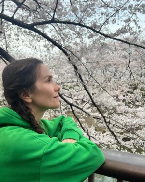 Natalia Oreiro Instagram - ⁣
Que es lo que más recordás de los viajes?
A priori pensaría que "eso" que deseé tanto conocer: una cultura, un paisaje.
Siempre me gustó viajar y conocer jardines y arquitecturas diferentes.
Pero lo que finalmente queda en mí, es su gente.
Viajar a Japón, era mi sueño.
La fascinación que sus jardines producía en mi, era inmensa. 
Conocerlo en primavera, con sus sakuras 🌸era mi gran desafío, difícil, ya que están en flor menos de una semana al año, y dependiendo del clima la fecha varía mucho.
Dormir en un Ryokan, viajar en tren a las montañas, caminar pueblos antiguos, sumergirme en su filosofía de vida, momentos mágicos.
Descubrí un país increíble, pero lo más hermoso es, sin dudas, su gente, tan amable, educada y sonriente.
Me impactó.

Capítulo aparte.
En uno de los tantos trenes que tomé, olvidé mi teléfono en un vagón y gracias a la organización que tienen y su extrema amabilidad logré recuperarlo. 
Pero hubo alguien especial, que hablaba japonés pero es inglesa. 
Gracias @janelunzer por ser un ángel,  por contenerme y ayudarme. 
La empatía no conoce fronteras.

Aventuras y personas que llevaré siempre en mi ♥️