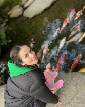 Natalia Oreiro Instagram - ⁣
Que es lo que más recordás de los viajes?
A priori pensaría que "eso" que deseé tanto conocer: una cultura, un paisaje.
Siempre me gustó viajar y conocer jardines y arquitecturas diferentes.
Pero lo que finalmente queda en mí, es su gente.
Viajar a Japón, era mi sueño.
La fascinación que sus jardines producía en mi, era inmensa. 
Conocerlo en primavera, con sus sakuras 🌸era mi gran desafío, difícil, ya que están en flor menos de una semana al año, y dependiendo del clima la fecha varía mucho.
Dormir en un Ryokan, viajar en tren a las montañas, caminar pueblos antiguos, sumergirme en su filosofía de vida, momentos mágicos.
Descubrí un país increíble, pero lo más hermoso es, sin dudas, su gente, tan amable, educada y sonriente.
Me impactó.

Capítulo aparte.
En uno de los tantos trenes que tomé, olvidé mi teléfono en un vagón y gracias a la organización que tienen y su extrema amabilidad logré recuperarlo. 
Pero hubo alguien especial, que hablaba japonés pero es inglesa. 
Gracias @janelunzer por ser un ángel,  por contenerme y ayudarme. 
La empatía no conoce fronteras.

Aventuras y personas que llevaré siempre en mi ♥️