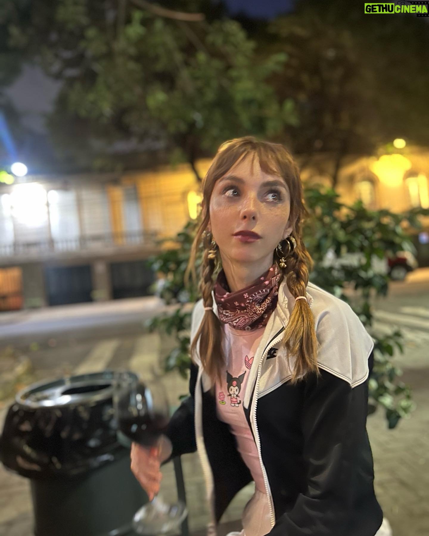 Natalia Téllez - 52K Likes - Estoy bien porque los tengo a ellos (incluyendo la copa de vino) ♥️