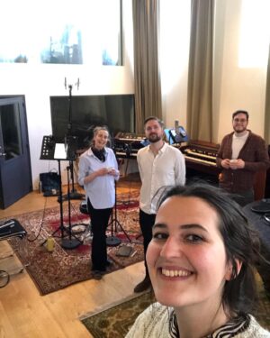 Natalie Holt Instagram - #loki behind the music scenes.. this season uses so many whispers and vocal chants from the old Norse poetic Edda ‘Lokasenna’. Guided into the right phrases and pronunciation by @ragnheidur_palsdottir, recording in the Icelandic swimming pool studio Sundlaugin created by Sigur Ros, with singing and chanting from @kammeroperan members;
@eggertrk
@jonagk92
@kristinsveinsdottir
@unnsteinnarnason 💚🔥