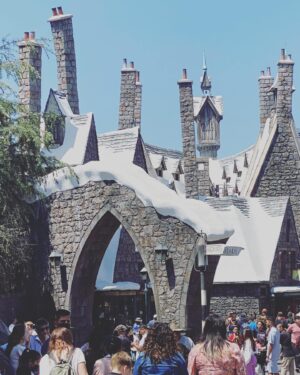 Natalie Holt Instagram - Fake snow, fake town.. pretty impressive for a small Potter fan! ☀️💚