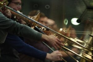 Natalie Holt Instagram - Nothing like recording Brass - thanks to @ulapontikos for capturing a moment #Loki 💚