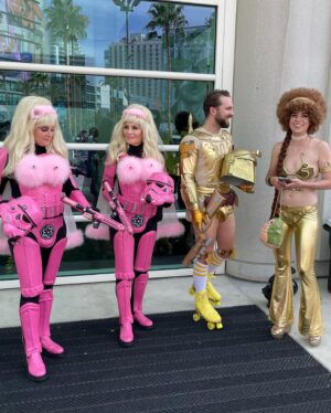 Natalie Holt Instagram - Comic con was a mad experience.. some costume highlights 🔥