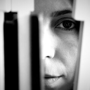 Natalie Holt Instagram - Spotlight on talented composer and pianist Florence @flosabeva on composer podcast (copy Spotify link here or head to @composer_magazine )

https://open.spotify.com/episode/5qrwR6ZKFIKr20DLkyYm8e?si=3735f2d00b04484b

Thanks to the @TheAWFC for putting us together.  Florence plays some music from her album and interpreted a piece of Carter Burwell’s.  We chat about composing and life juggling…