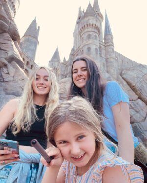 Natalie Holt Instagram - Fake snow, fake town.. pretty impressive for a small Potter fan! ☀️💚