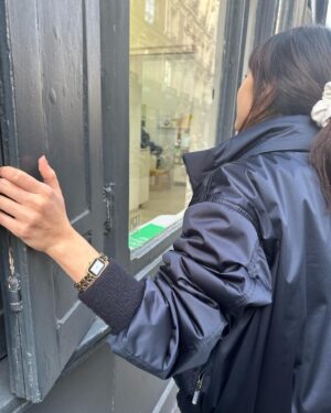 Natalie Hsu Instagram - 6000 miles away means 7 hours behind, 7 hours behind means several more cups of coffee (๑╹ω╹๑ ) BUT not so many that I’m kept awake at night- and my Première watch was there to make sure of it 😗😌🤝
my most trusted companion, it was there for my first train ride to Biarritz, strolls along Parisian streets, and of course every c🍪🍪kie in between. 
amidst the squawking seagulls, crashing waves, and chatty brunch-ers, it ticked on ceaselessly, effortlessly, graciously…

#CHANELWatches #CHANELPremiere @chanelofficial