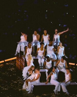 Natalie Peterson Instagram - Liverpool! We celebrated 💯 shows with you and you did not disappoint ❤️ Thank you for the abundance of support and energy! So grateful to do what I love surrounded by the best people ever! Love this crew with my whole heart 🤍

#erastourliverpool #liverpool #england #unitedkingdom #erastourdancers #tstheerastour