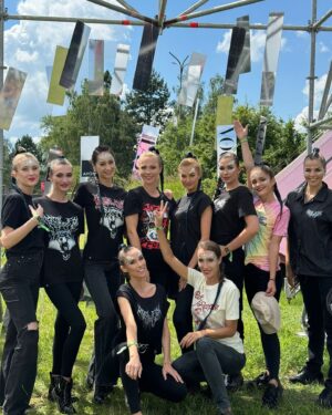 Natálie Stejskalová Instagram - @rockforpeople 🤟🏽😜🤟🏽
aneb když spojíte práci se zábavou.♥️
Byly přehlídky, koncerty, setkání, sranda…nesměla chybět @avrillavigne & @dogstarband s #keanureeves 
#runways pro @answear_cz & @__kudla__ & #rfp merch atd…byly skvělý a hlavně taky díky supr čupr partičce z @mala_ag._sro (v postu bohužel jen střípky, vše se sem nevešlo:/
Tak snad zase za rok🙋🏽‍♀️…docela se ve mě probudila rockerka😄🤘🏽wwwaaaaaaaaaaaa
#rockforpeople2024 #vogueczechoslovakia 
#avrillavigne #rockfestival