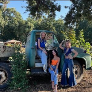 Natalie Stovall Instagram - Weekending in NorCal 🌸🌷🌻 thank you @katcountry103!!!