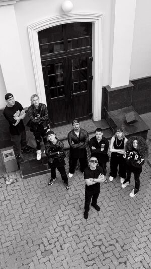 Natan Mirov Instagram - Делаем с @pashuofficial фотку с выпускниками😂