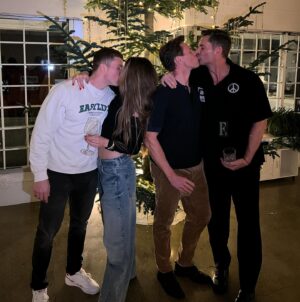 Natasha Calis Instagram - 💚🎄🥂✨