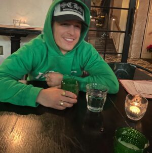 Natasha Calis Instagram - 💚🎄🥂✨