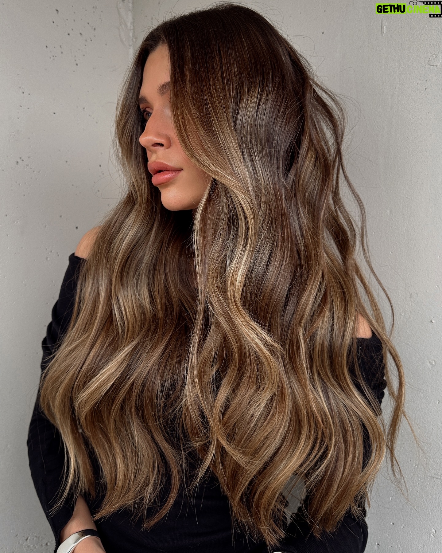 Natasha Calis - 4.3K Likes - OCEAN KISSED HAIR 🌊
Fresh colour style on one of my favourite manes @natashacalis 🤍 who wants the formula?! 🙋🏻
Reel is coming soon 🙏🏻
#chrisweberhair #vanillaloft #vancouverhairstylist #behindthechair #btconeshot2024_brunettes #btconeshot2024_warmbalayage #dimensionalbrunette 🤍
