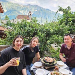 Natcha Jantapan Instagram - ขอบคุณพี่ตี้นะค้าบ ที่พาเที่ยวพาถ่ายรูปที่สวยๆ ในสวิส และคอยให้คำแนะนำช่วยเหลือตลอดทริปเลย ทำหมูกระทะให้ทานด้วย ❤️❤️🥰