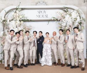 Natcha Jantapan Instagram - ขอบคุณพี่ๆน้องๆเพื่อนๆ ทุกคนที่มาเป็นเพื่อนเจ้าบ่าวให้ผมนะครับบ ❤️❤️ ทำให้สาวเล็กสาวใหญ่ในงานมีความสุข🤣 ชุดสูทหล่อๆ ทั้งเจ้าบ่าว เพื่อนเจ้าบ่าว @suitcube คับหล่อมากจิงๆ #mousespoysoi19