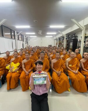 Natee Aekwijit Instagram - มาบรรยายให้สามเณร ภาคฤดูร้อน ที่วัดพระราม9 ฮาตรงที่ พระท่านให้กล่องสังฆทานเป็นที่ระลึกกลับบ้าน มาวัดยังไงได้ของใช้กลับบ้าน😅