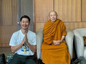Natee Aekwijit Instagram - ขอบคุณมูลนิธิ ปลูกต้นไม้ ปลูกธรรมะ ที่ชวนไปร่วมเสวนา กับ พระอาจารย์ชยสาโร พระอาจารย์ไพศาล วิสาโล พี่เกลือ และพี่ทรงกลด บางยี่ขัน 

เรื่องการสร้างถิ่นรมณีย์ ภายนอก เช่นการปลูกต้นไม้ และการเวียนเทียนด้วยต้นไม้ การรักษาสิ่งแวดล้อม 

รวมถึงภายใน การทำตัวเองให้เป็นบุคคลรมณีย์เพื่อประโยชน์ของตัวเองและคนรอบข้างด้วยครับ 

โดยได้ฟังทัศนคติเรื่องการใช้ชีวิตรมณีย์ จากพี่โจน จันใด และ เพลงเพราะๆจากพี่เป้ สีน้ำด้วย ดีใจที่เจอแฟนรายการคุยกับอุ๋ย อีกหลายๆท่านที่เข้ามาทักทาย ถ่ายรูป ให้กำลังใจ ให้การสนับสนุน ขออนุโมทนาบุญกับทุกท่านครับ🙏❤️