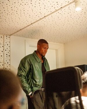Nathan Munda Instagram - S T R A T É G I E « 3XCANON »

Une longue période en retrait, se faire oublier.. des heures de travailles, un cercle à redéfinir, des doutes, des tensions, des remises en question de la communication, de l’humilité,se responsabiliser, douter , se relever…apprendre à savoir qui on est, qui je suis pour mieux le retranscrire mes émotions ma musique. 
5 ans de travail dans la poche qui, aujourd’hui, est sûrement prêt à être reçu par la plupart d’entre vous .. pour en suite vous faire découvrir la personne et personnage dans son entièreté afin que vous compreniez l’histoire.. 

On va commencer dans la joie car c’est l’émotion dans laquelle on me connaît le plus, mais il existe aussi de la beaucoup d’autre émotions que je sais retranscrire que sur 📝.. de l’assurance, de la joie, de la frustration, de la paix, de l’amour. 

Aujourd’hui vous me semblez prêts à recevoir l’artiste ! Parfois vous aimerez beaucoup, parfois  un peu moins, mais sachez que cette personne, ce que j’écris me représente MOI, mon environnement et ce qui m’entoure. 

J’écris depuis toujours , j’ai enregistré la première fois en 2018 , j’ai compris mon art en 2019, 2021 j’ai compris quel musique je voulais servir et qui j’étais, 2024 c’est vous.
J’ai décider d’être exposer pour embarquer le plus de personne quand ce sera le moment, et le moment c’est maintenant les Fashions… Bonne aventure, montez dans le jet 🛩️ il y de la place .