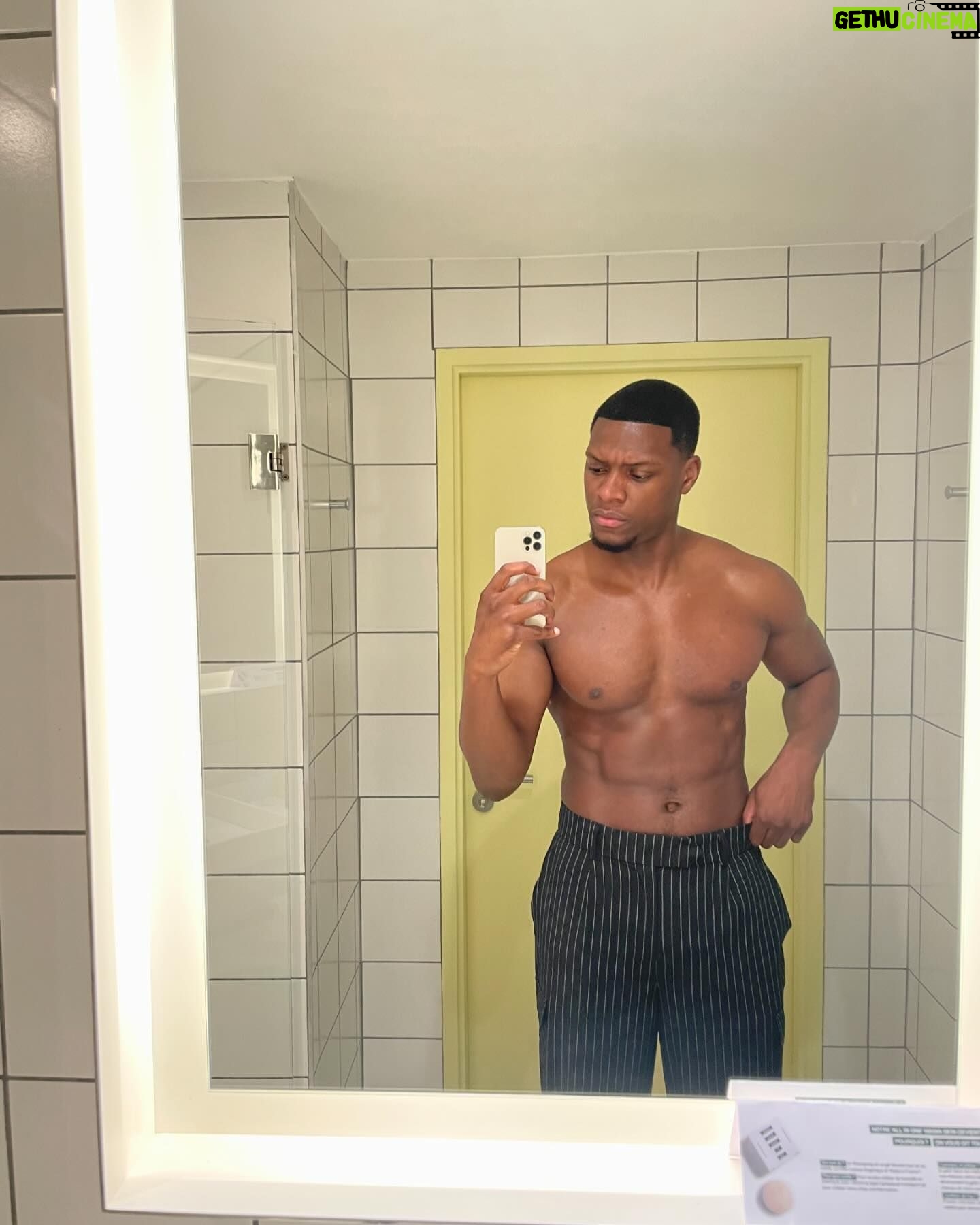 Nathan Munda - 3 Likes - 3 📸, 3 jobs, 1 🧑🏾🦱. Mask off