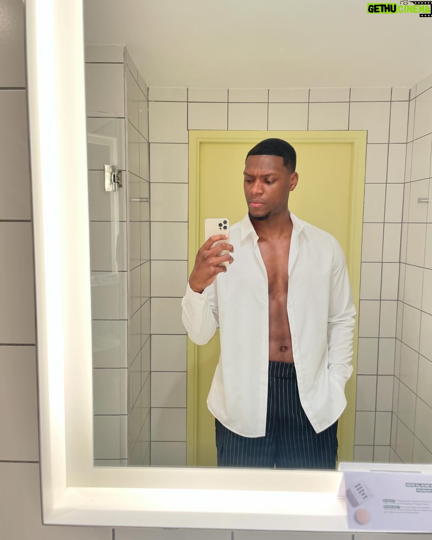 Nathan Munda - 3 Likes - 3 📸, 3 jobs, 1 🧑🏾🦱. Mask off