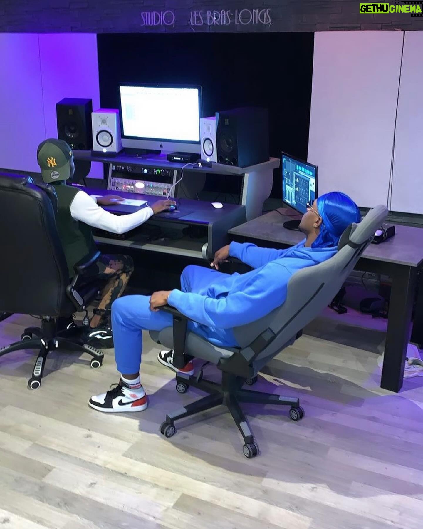 Nathan Munda - 3 Likes - Je tombe sur mes vidéos et je vois mon parcours dans la musique, à commencer dans un stud appartement où l’électricité coupait pour finir dans les meilleurs studios de Paris à des rdv en major ! La vrai mission a pas commencé mais merci, le risque était dur à prendre et vous avez passez autant de nuits blanche que moi à ce prendre la tête pour nos sons, vous avez pas triché et au delà du festifs les gens s’imagine même pas le parcours et la sueurs, des conditions où il fallait pas de baise de motivation, des pertes des gains.. maintenant nous y est 2024 on fait parler notre art et nôtre sueurs, encore Merci , vous êtes Fashions ! Yatulosabes Papi (j’suis en pétard) 🧨 pat d’eph troqué Survet tout noir.