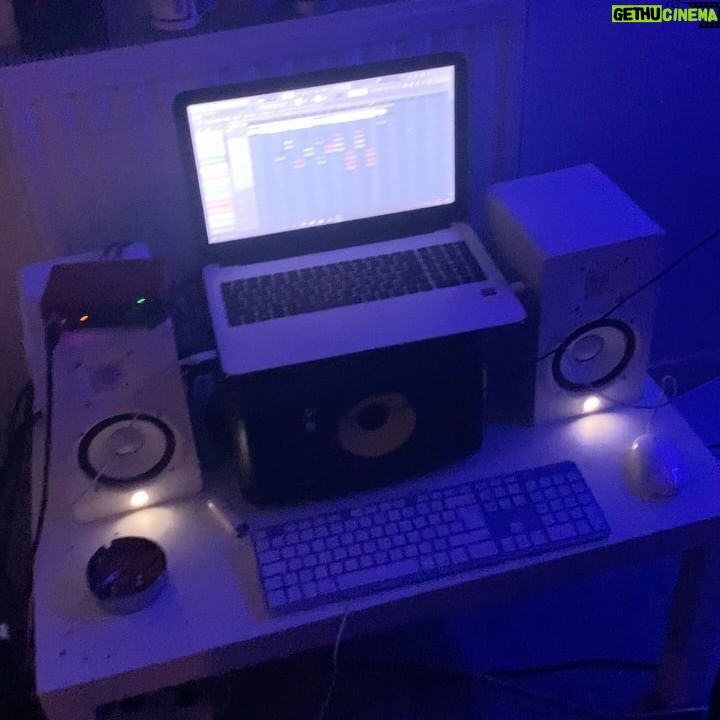 Nathan Munda - 3 Likes - Je tombe sur mes vidéos et je vois mon parcours dans la musique, à commencer dans un stud appartement où l’électricité coupait pour finir dans les meilleurs studios de Paris à des rdv en major ! La vrai mission a pas commencé mais merci, le risque était dur à prendre et vous avez passez autant de nuits blanche que moi à ce prendre la tête pour nos sons, vous avez pas triché et au delà du festifs les gens s’imagine même pas le parcours et la sueurs, des conditions où il fallait pas de baise de motivation, des pertes des gains.. maintenant nous y est 2024 on fait parler notre art et nôtre sueurs, encore Merci , vous êtes Fashions ! Yatulosabes Papi (j’suis en pétard) 🧨 pat d’eph troqué Survet tout noir.