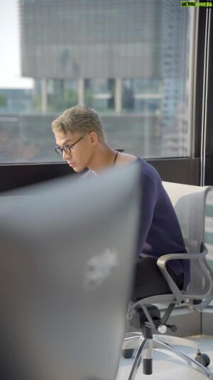 Nathas Tunjaroen Instagram - Office Boy 📓👔
#POEMPowerKnit

@poem_menswear