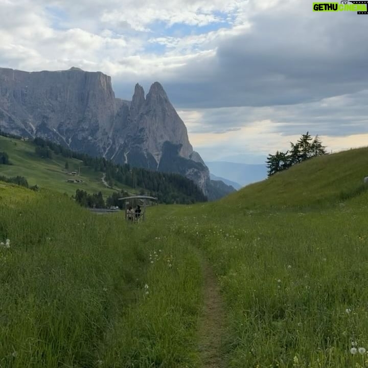 Nathas Tunjaroen - 6.3K Likes - 👔⛰️